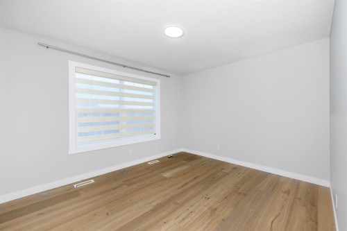 171 Corner Glen Grove Ne, Calgary, AB - Indoor Photo Showing Other Room