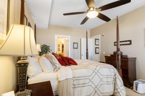 304-8 Hemlock Crescent Sw, Calgary, AB - Indoor Photo Showing Bedroom