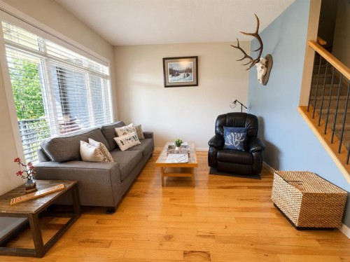 12 Fireside Bend, Cochrane, AB - Indoor Photo Showing Living Room