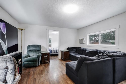 56 Spring Dale Circle Se, Airdrie, AB - Indoor Photo Showing Living Room