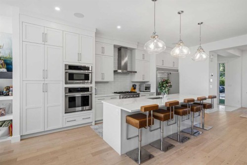 3308 2 Street Nw, Calgary, AB - Indoor Photo Showing Kitchen With Upgraded Kitchen