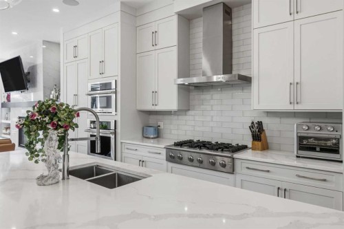 3308 2 Street Nw, Calgary, AB - Indoor Photo Showing Kitchen With Double Sink With Upgraded Kitchen