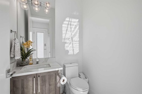 3308 2 Street Nw, Calgary, AB - Indoor Photo Showing Bathroom