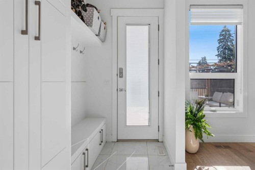 3308 2 Street Nw, Calgary, AB - Indoor Photo Showing Other Room