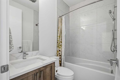 3308 2 Street Nw, Calgary, AB - Indoor Photo Showing Bathroom