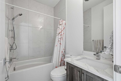 3308 2 Street Nw, Calgary, AB - Indoor Photo Showing Bathroom