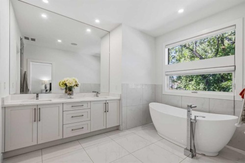 3308 2 Street Nw, Calgary, AB - Indoor Photo Showing Bathroom