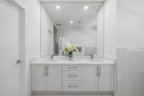 3308 2 Street Nw, Calgary, AB - Indoor Photo Showing Bathroom