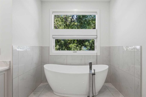3308 2 Street Nw, Calgary, AB - Indoor Photo Showing Bathroom