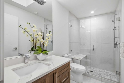 3308 2 Street Nw, Calgary, AB - Indoor Photo Showing Bathroom