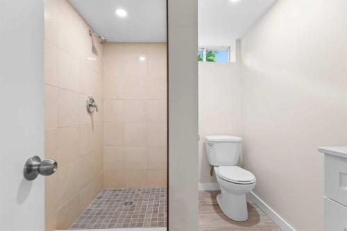 2007 Cottonwood Crescent Se, Calgary, AB - Indoor Photo Showing Bathroom