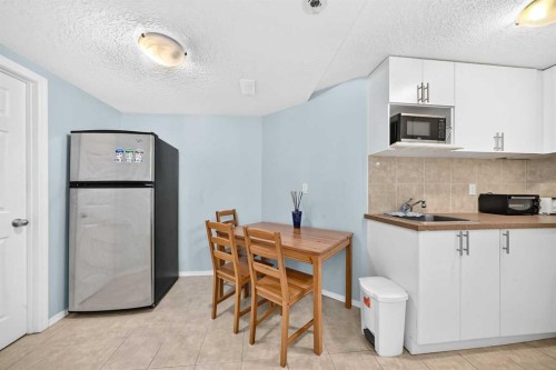 214 Royal Birch Heath Nw, Calgary, AB - Indoor Photo Showing Kitchen