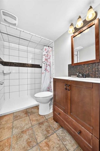 214 Royal Birch Heath Nw, Calgary, AB - Indoor Photo Showing Bathroom
