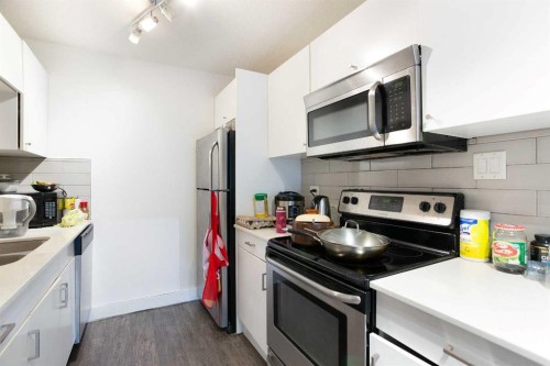 2C-515 17 Avenue Sw, Calgary, AB - Indoor Photo Showing Kitchen