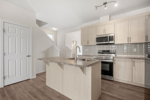 61 Cityline Gate Ne, Calgary, AB - Indoor Photo Showing Kitchen With Double Sink With Upgraded Kitchen