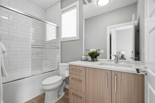 1932 26A Street Sw, Calgary, AB - Indoor Photo Showing Bathroom