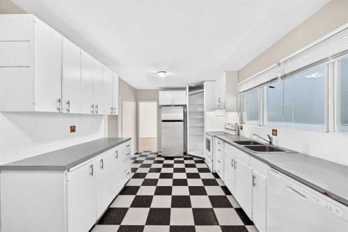 1735 38 Avenue Sw, Calgary, AB - Indoor Photo Showing Kitchen With Double Sink