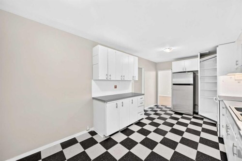 1735 38 Avenue Sw, Calgary, AB - Indoor Photo Showing Kitchen