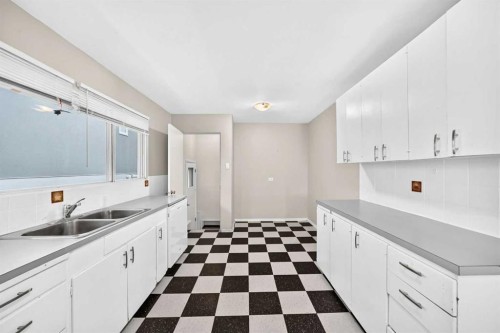 1735 38 Avenue Sw, Calgary, AB - Indoor Photo Showing Kitchen With Double Sink
