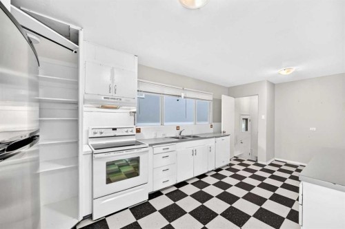 1735 38 Avenue Sw, Calgary, AB - Indoor Photo Showing Kitchen With Double Sink