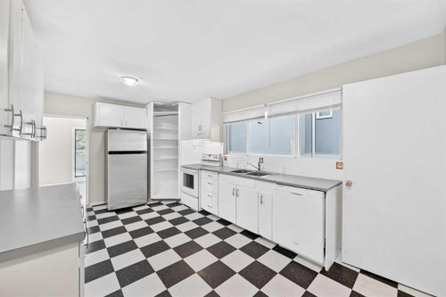 1735 38 Avenue Sw, Calgary, AB - Indoor Photo Showing Kitchen With Double Sink