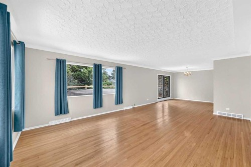 1735 38 Avenue Sw, Calgary, AB - Indoor Photo Showing Other Room
