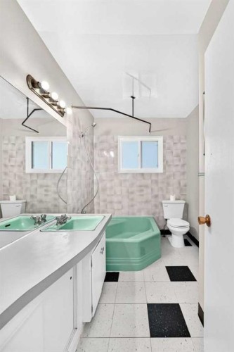 1735 38 Avenue Sw, Calgary, AB - Indoor Photo Showing Bathroom