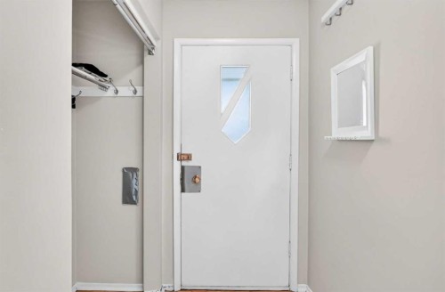 1735 38 Avenue Sw, Calgary, AB - Indoor