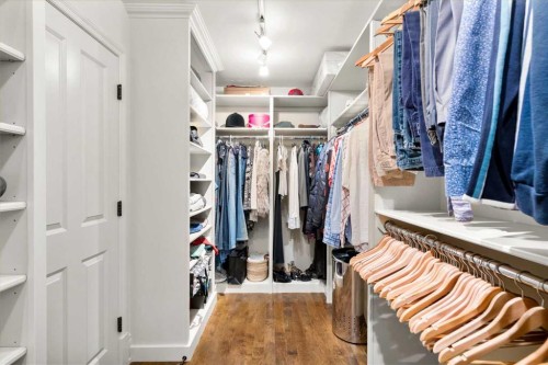 2905 Carleton Street Sw, Calgary, AB - Indoor With Storage