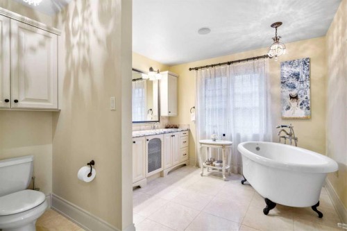2905 Carleton Street Sw, Calgary, AB - Indoor Photo Showing Bathroom