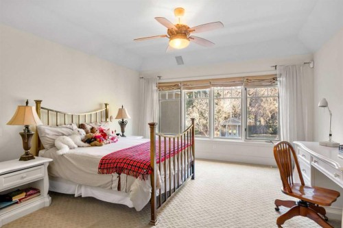 2905 Carleton Street Sw, Calgary, AB - Indoor Photo Showing Bedroom