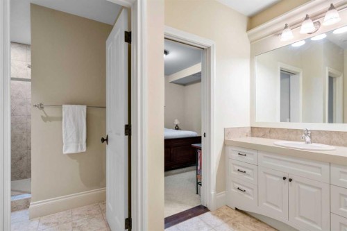 2905 Carleton Street Sw, Calgary, AB - Indoor Photo Showing Bathroom