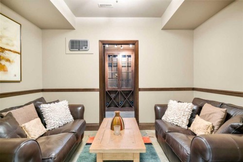 2905 Carleton Street Sw, Calgary, AB - Indoor Photo Showing Living Room