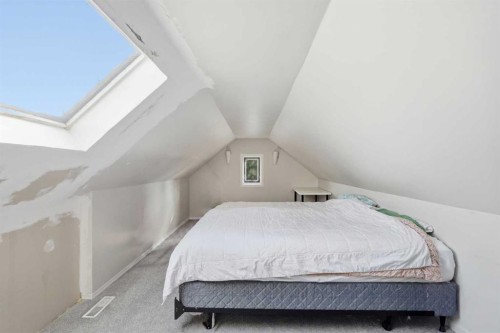 211 7 Street Ne, Calgary, AB - Indoor Photo Showing Bedroom