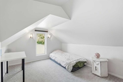 211 7 Street Ne, Calgary, AB - Indoor Photo Showing Other Room