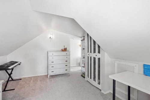 211 7 Street Ne, Calgary, AB - Indoor Photo Showing Other Room