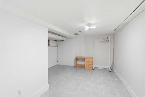 211 7 Street Ne, Calgary, AB - Indoor Photo Showing Other Room