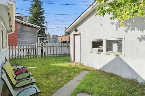 211 7 Street Ne, Calgary, AB - Outdoor