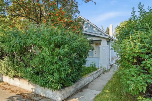 211 7 Street Ne, Calgary, AB - Outdoor