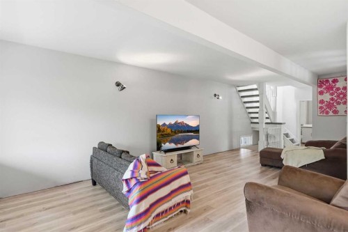 211 7 Street Ne, Calgary, AB - Indoor Photo Showing Living Room