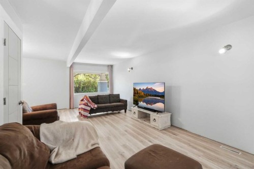 211 7 Street Ne, Calgary, AB - Indoor Photo Showing Living Room
