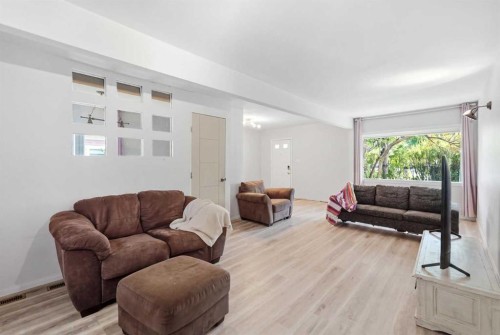 211 7 Street Ne, Calgary, AB - Indoor Photo Showing Living Room
