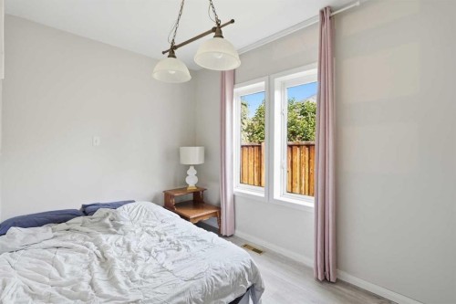211 7 Street Ne, Calgary, AB - Indoor Photo Showing Bedroom