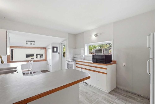 211 7 Street Ne, Calgary, AB - Indoor Photo Showing Kitchen