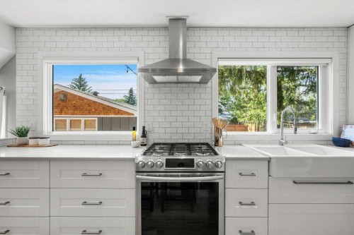 10411 Maplemont Road Se, Calgary, AB - Indoor Photo Showing Kitchen