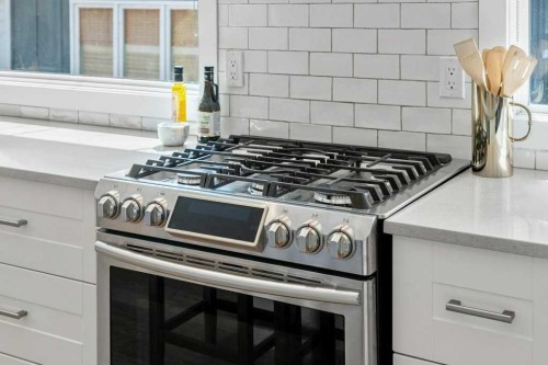 10411 Maplemont Road Se, Calgary, AB - Indoor Photo Showing Kitchen With Upgraded Kitchen