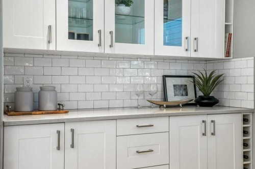 10411 Maplemont Road Se, Calgary, AB - Indoor Photo Showing Kitchen