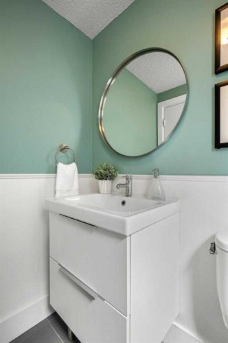10411 Maplemont Road Se, Calgary, AB - Indoor Photo Showing Bathroom