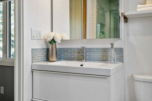 10411 Maplemont Road Se, Calgary, AB - Indoor Photo Showing Bathroom