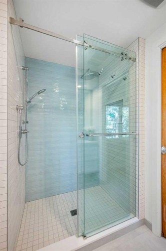 10411 Maplemont Road Se, Calgary, AB - Indoor Photo Showing Bathroom